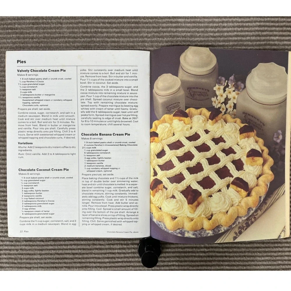 Vintage 1982 Hershey's Chocolate Cookbook Ideals Publishing Baking Recipes 80s